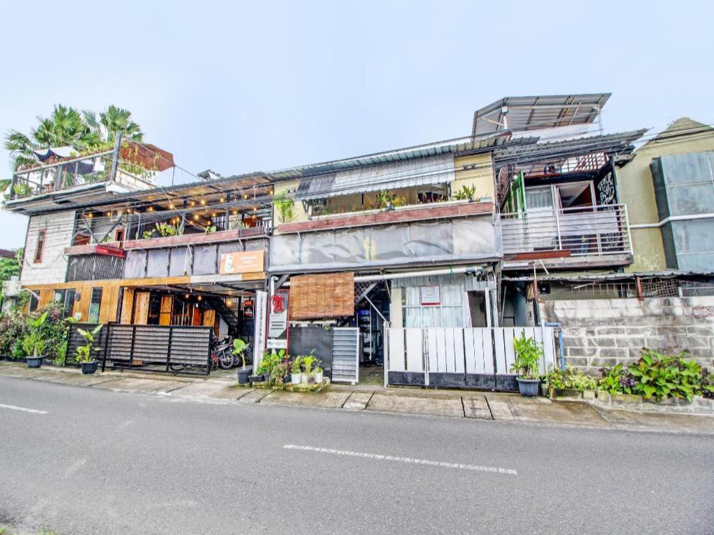 Oyo 92256 Sentosa Residence Джокьякарта Экстерьер фото